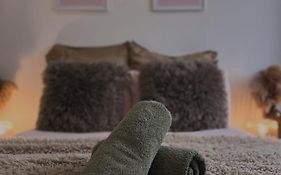 Groovy Central King Suite - Free Gym!